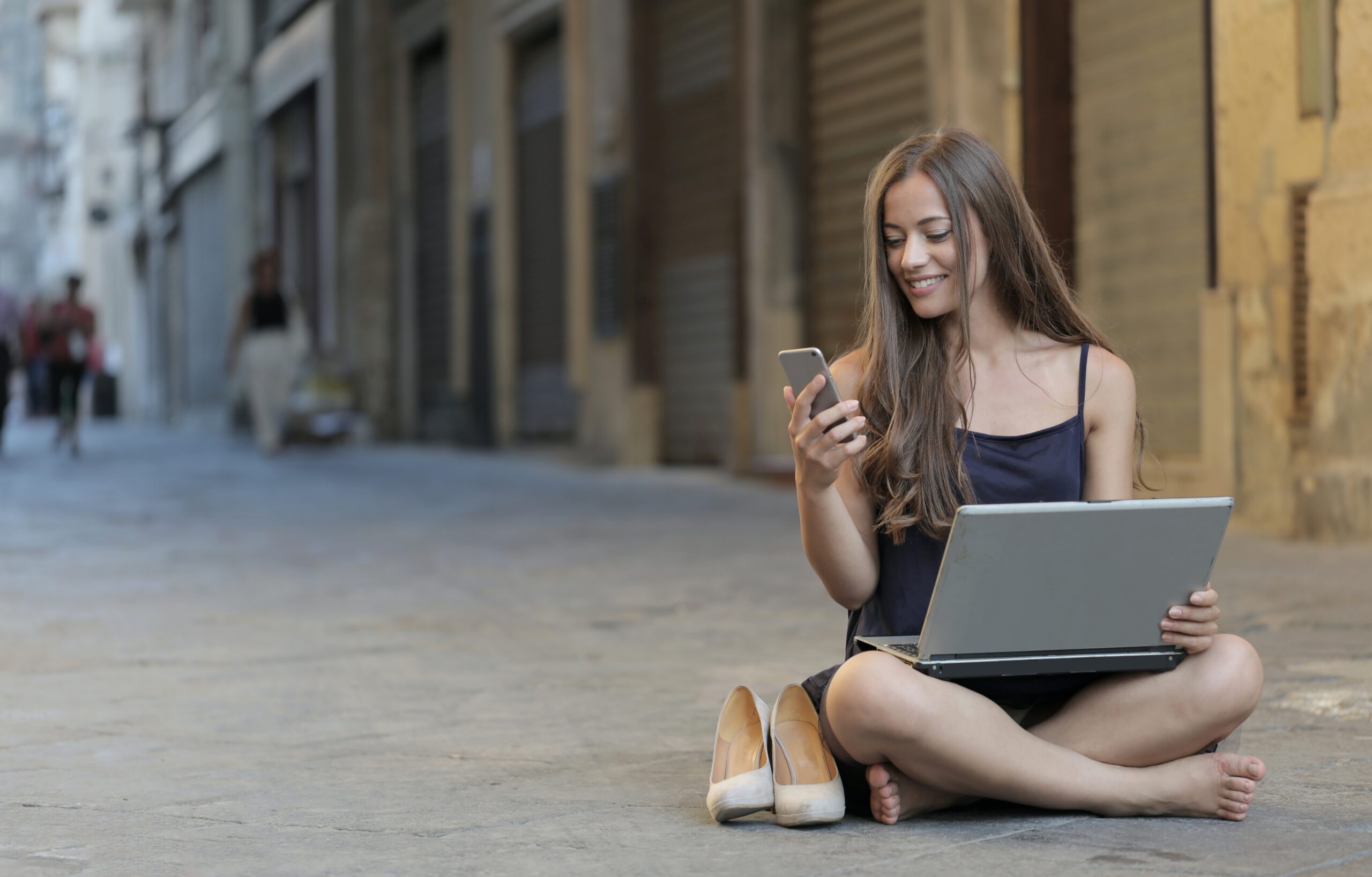 斜槓族women working on her slash job with laptop outside office